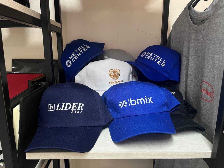 кепки с вышивкой и печатью