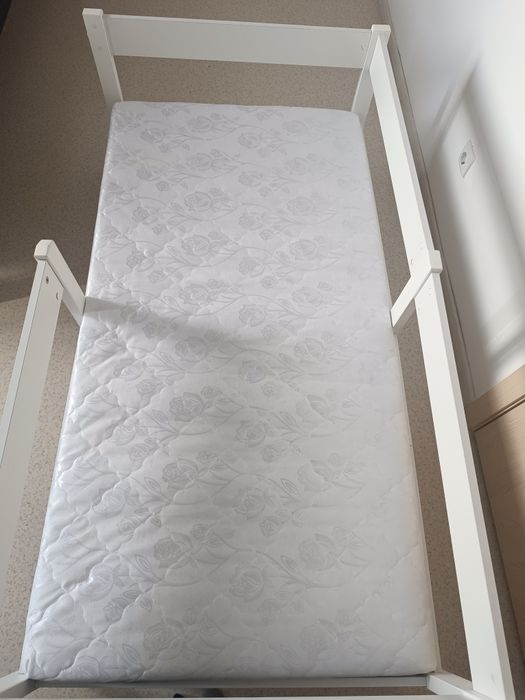 Продам детскую кровать с матрасом