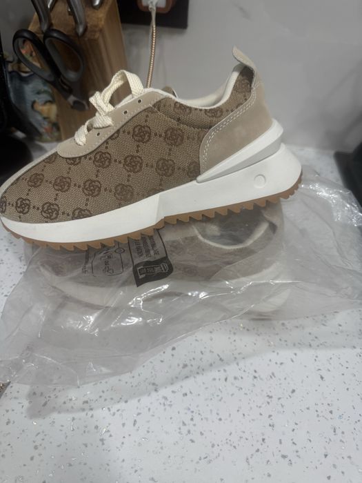 Продам кроссовки