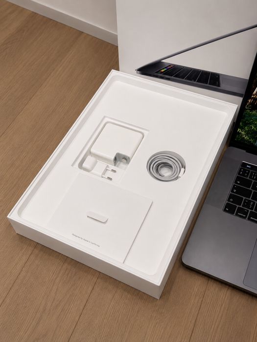 Macbook pro 15 | 2019 | 16 GB | Touchbar | i-7 |