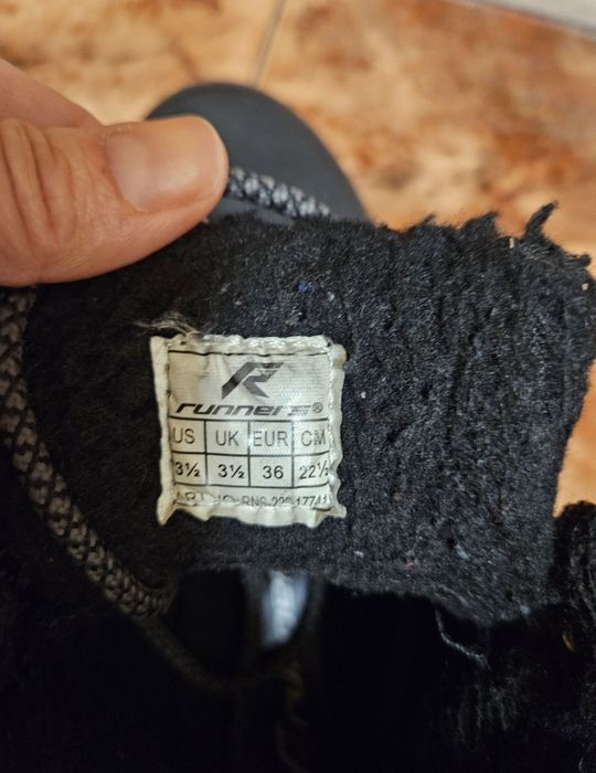 Zara обувки No 36. Runners обувки No 36. Nike бутонки No 36.
Runners детски високи спортни обувки No 36, 5€
Zara високи обувки No 36-със забележка 5€