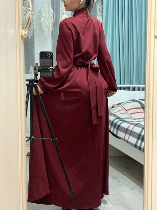 Элегантное бордовое платье