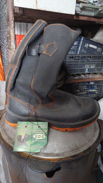 Срочно продам рабочую обувь 42 р