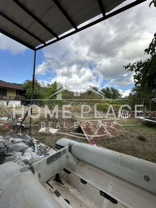 Къща с двор, две паркоместа и барбекю зона в с.Слънчево.