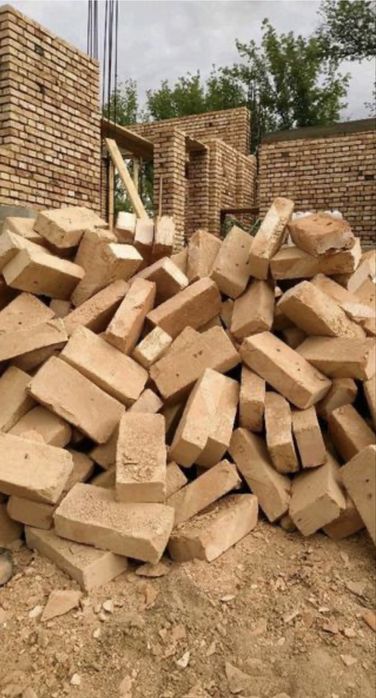 Красный жженый кирпич