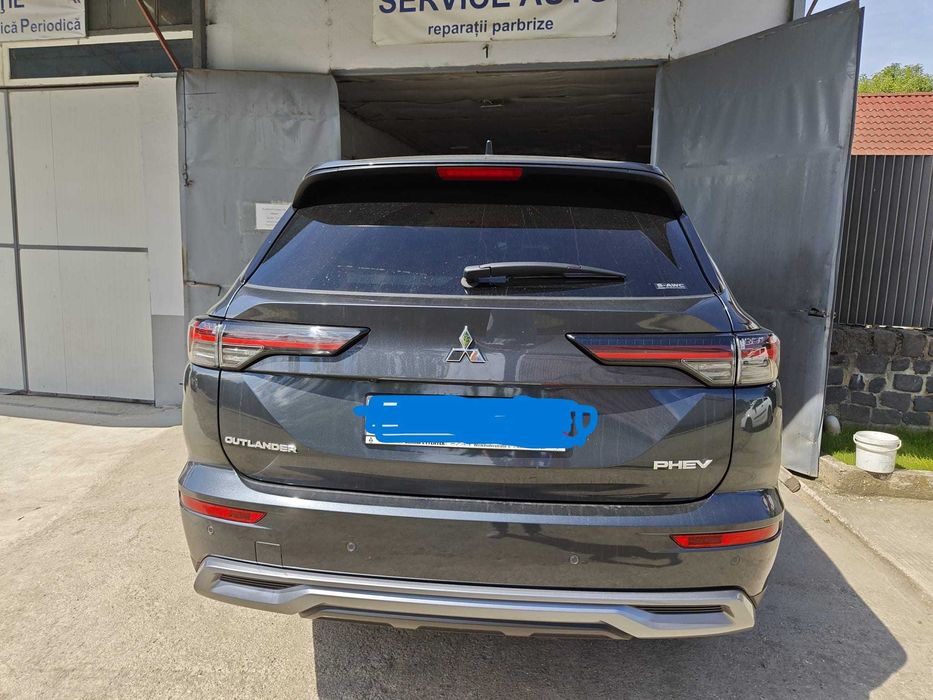 Mitsubishi outlander 4x4 plug in hybrid 2025