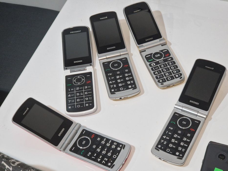 Telefon cu butoane mari si display generos, special pentru Seniori