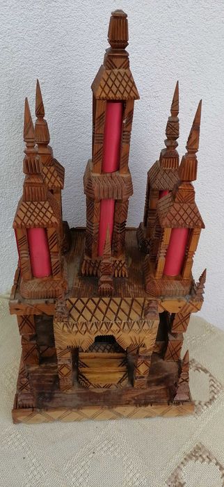 vand  castel  confectionat  manual  din  lemn  63  x32  cm 200