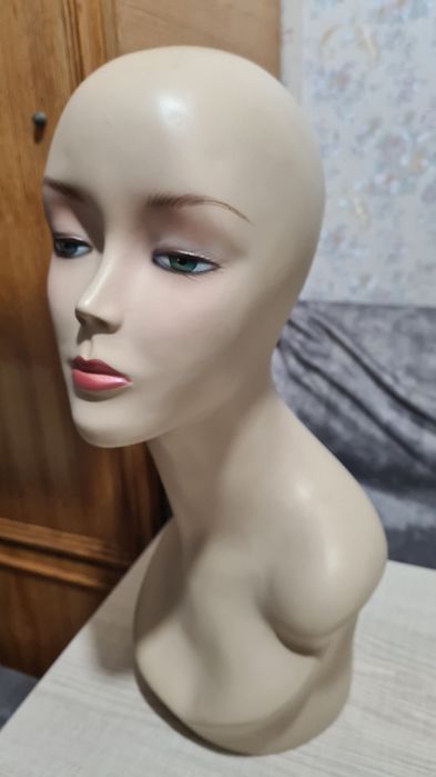 Манекен- бюст женский демонстрационный и спец. вешалка для шарфов