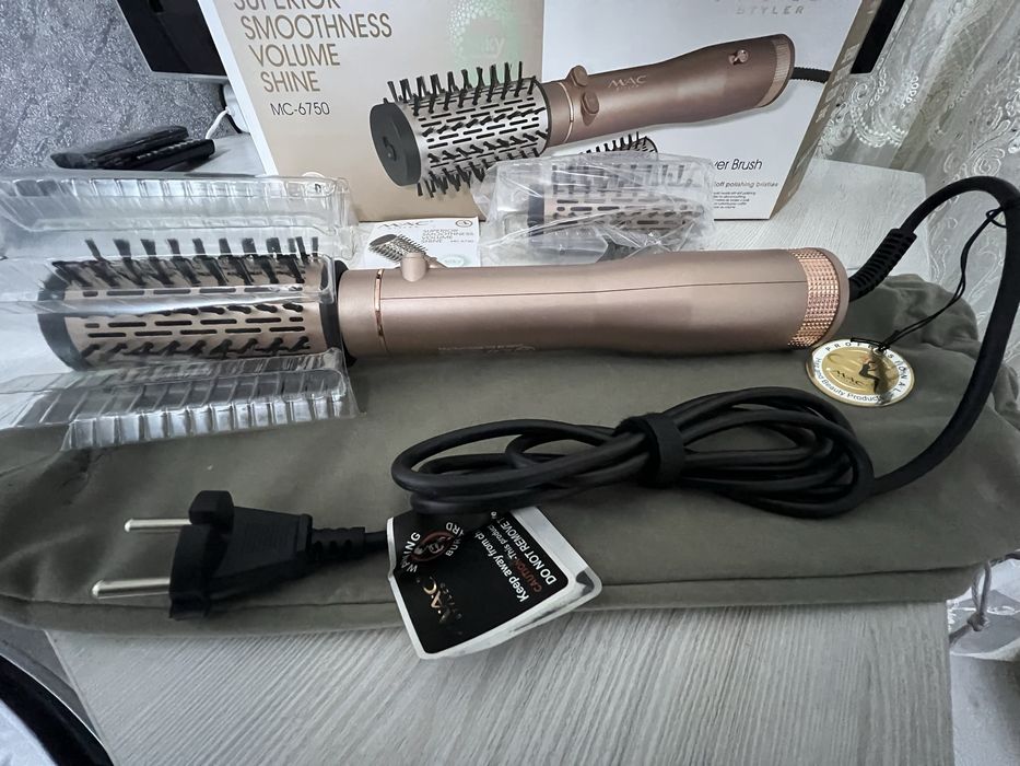 Фен щетка  Две насадки  .Куплено заграницей.