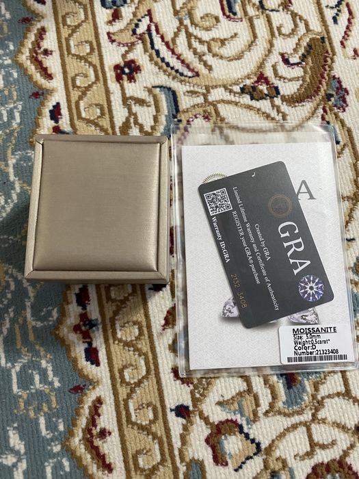 Продам серебренное кольцо с  бриллиантом