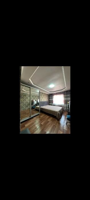 Продам дом с евроремонтом. Двор — брусчатка, есть гараж.