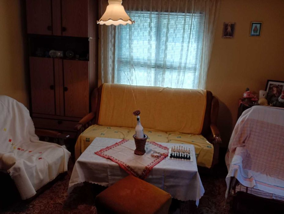 Къща с голям двор – тиха локация в екологичен регион, ток/вода, подходяща за целогодишно живеене