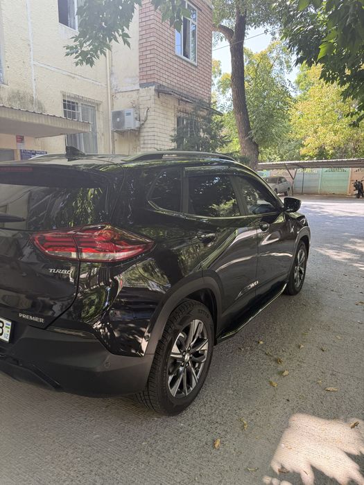 Tracker 2024 premier plus