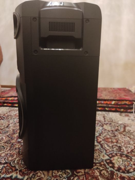 Срочно продается колонка очень хорошая чёткий легко подключается.