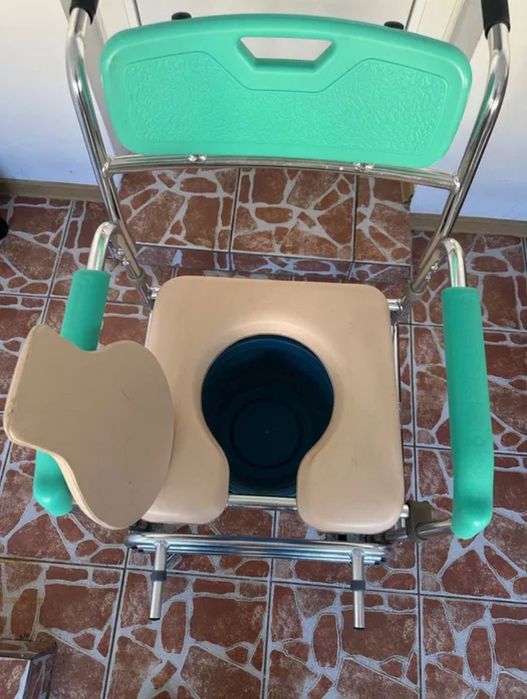 Carucior cu rotile tip scaun toaleta WC - persoane cu dizabilități