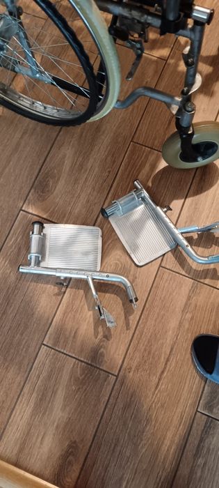 Vand scaun cu rotile