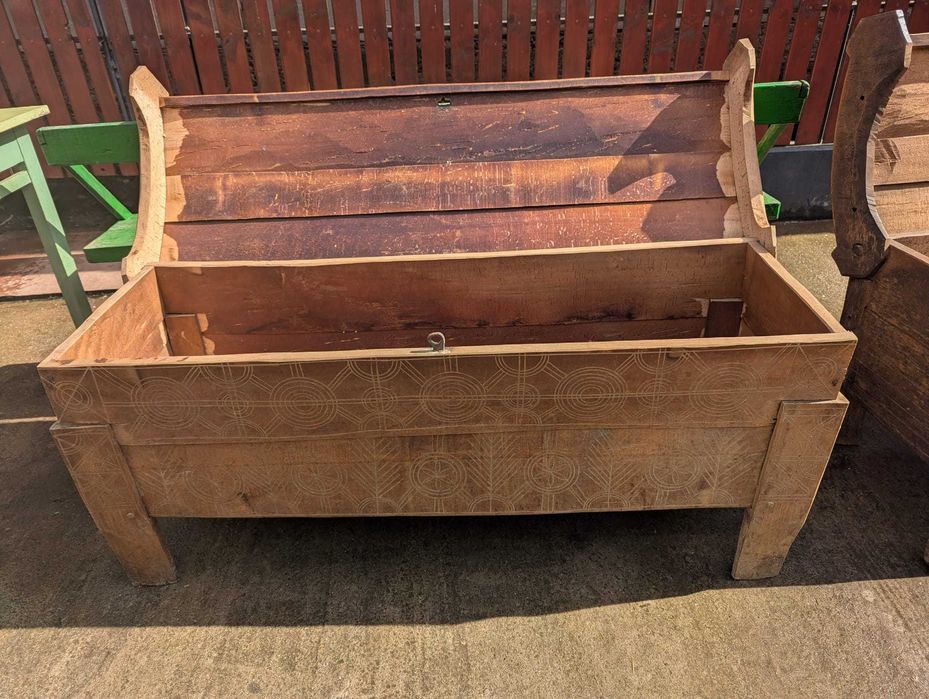 Ladă de zestre veche - ideală pentru colecționari sau decor