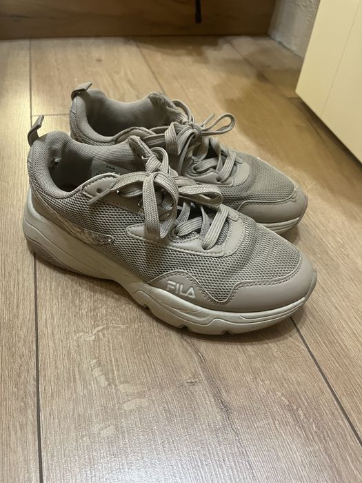 Отдам бесплатно кроссовки Fila