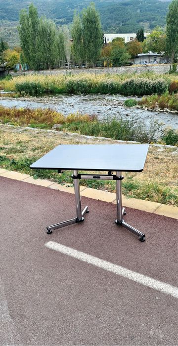 Стилна и функционална маса от висок клас USM Haller Kitos за дома офис