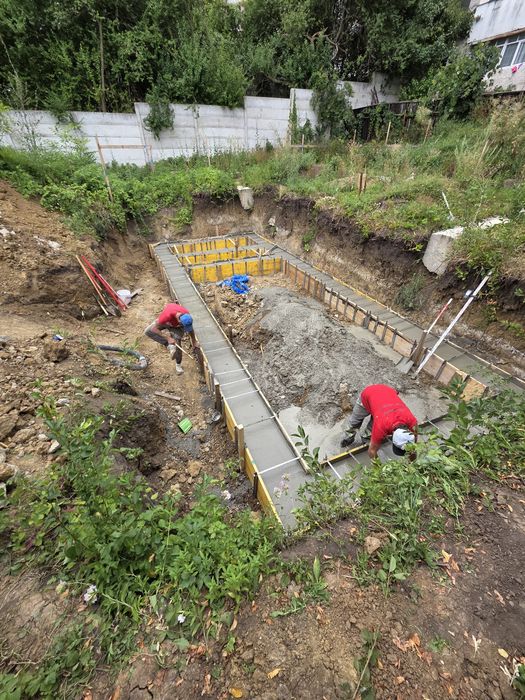 Lucrari cu excavator ,constructii in rosu si la cheie