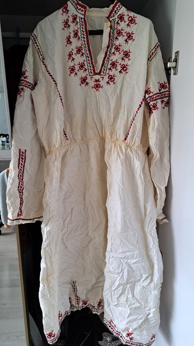 Народна носия с чисто нова риза и престилка