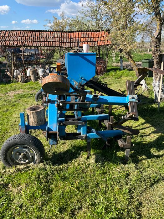 Vând prășitoare pe 6 rânduri cu fertilizare și distribuitor de azot