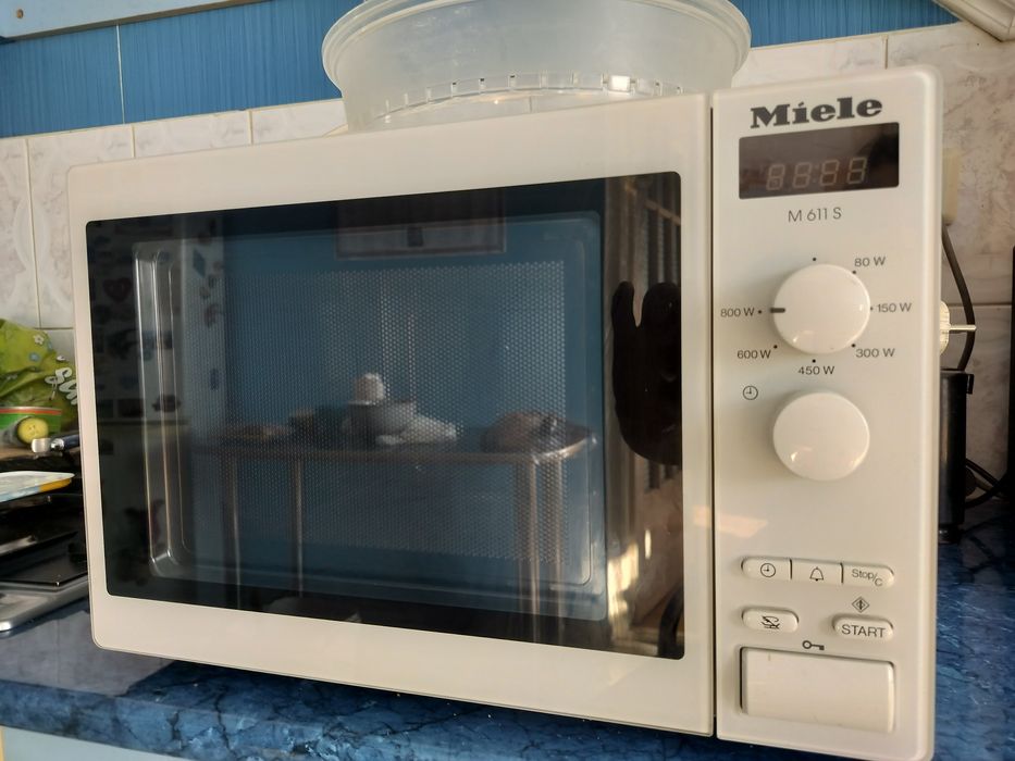 Vând cuptor cu microunde Miele