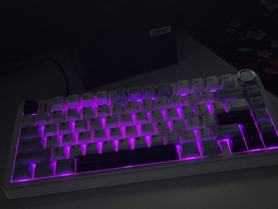 Продам Aula F75 Белая