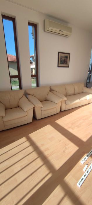 Диван и фотьойли.