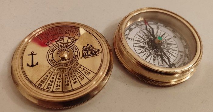 Busola de buzunar din alama masiva cu calendar,piesa colecție ,stare e