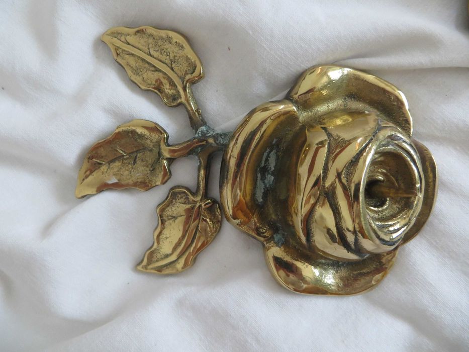 Антикварни свещници, ваза, прибори за гасене на свещи