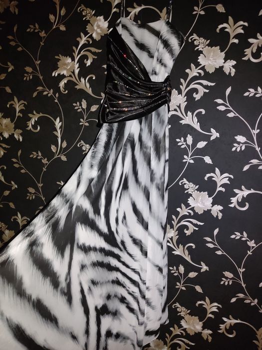 Элегантное вечернее платье с камнями