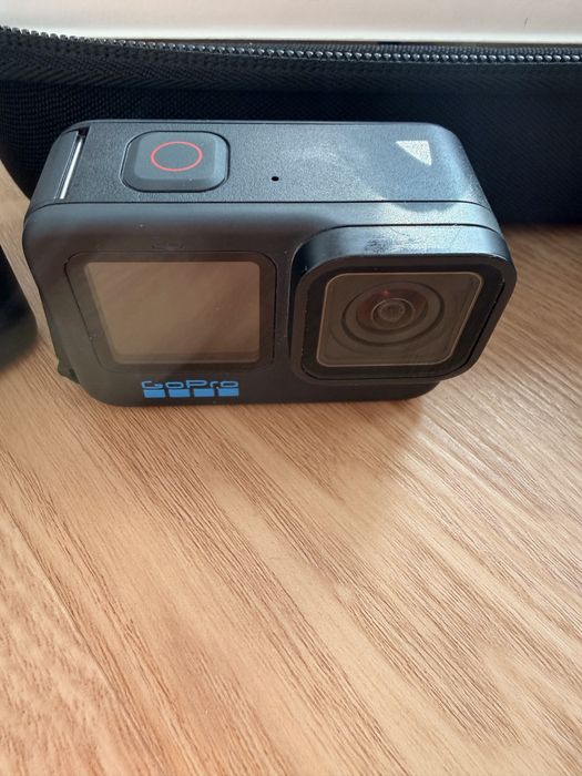 Vând GoPro Hero 10 Black - Pachet Complet Accesorii (2 Baterii, Încărcător, Carcasă)