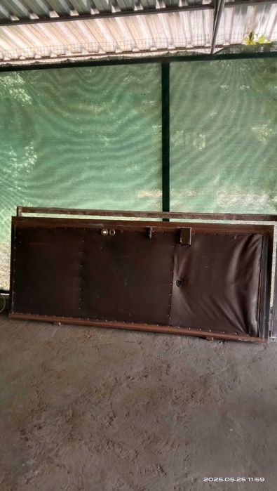 Металлическая советская дверь.