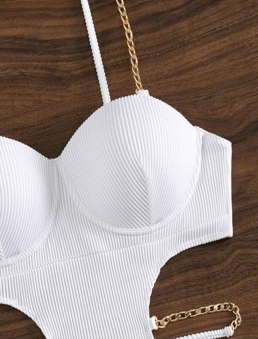 Costum alb  întreg superb, de baie, marimea S, purtat o singura data