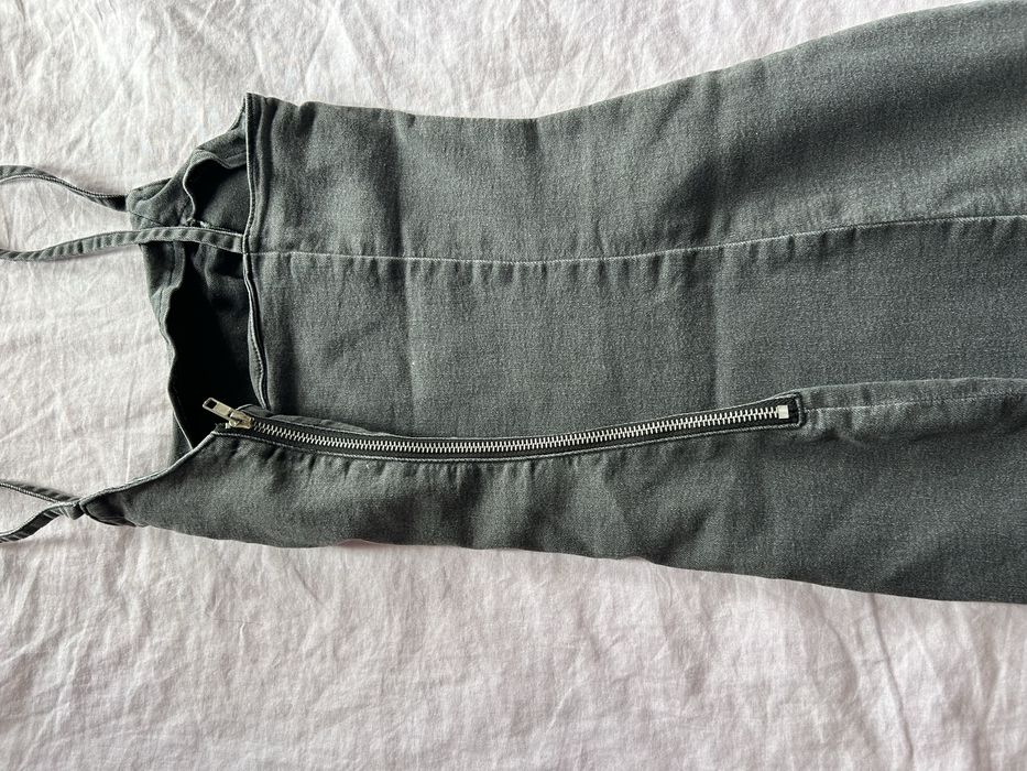 Дънкова рокля в сив цвят.