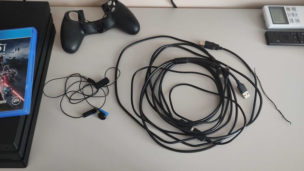 Playstation 4 PRO с два контролера и една игра