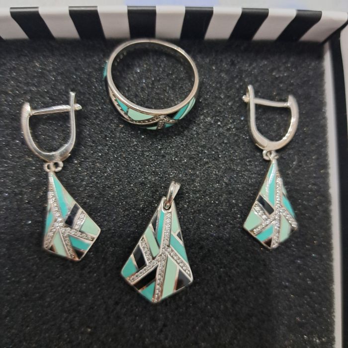 Set de argint cu marcasite, inel, cercei si pandantiv.