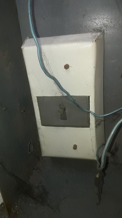 Металлический шкаф с автоматами