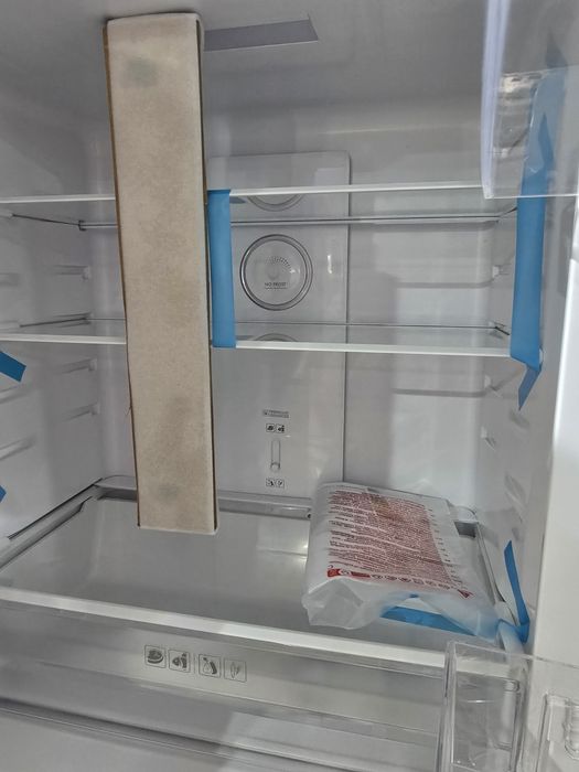 Нов инверторен side by side хладилник Snaige френски врати