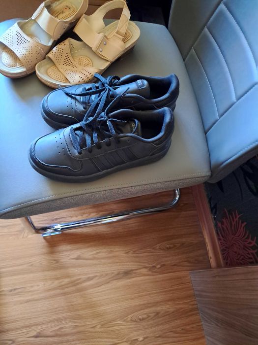 Продавам 2чифта обувки почти нови,маратонките са обувани 3 пъти