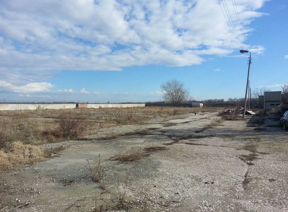 Дава се под наем Промишлена сграда в с. Ново село, Област Пловдив - 8000 кв.м за 1530 € - Снимка #2