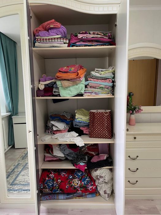 Продам шкаф 4х дверн, комод, 2 тумбы