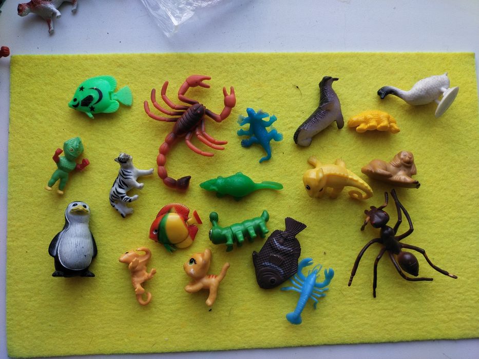 Продам значки ,Киндеры и тд