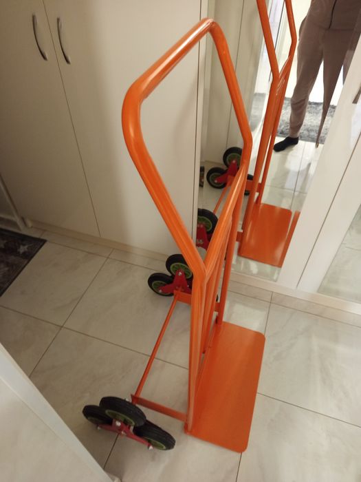 Товарна количка за стълби под наем