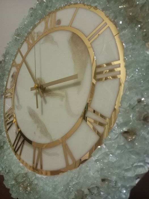 Qo‘lbola dizaynli marmar ko‘rinishdagi devor soati"