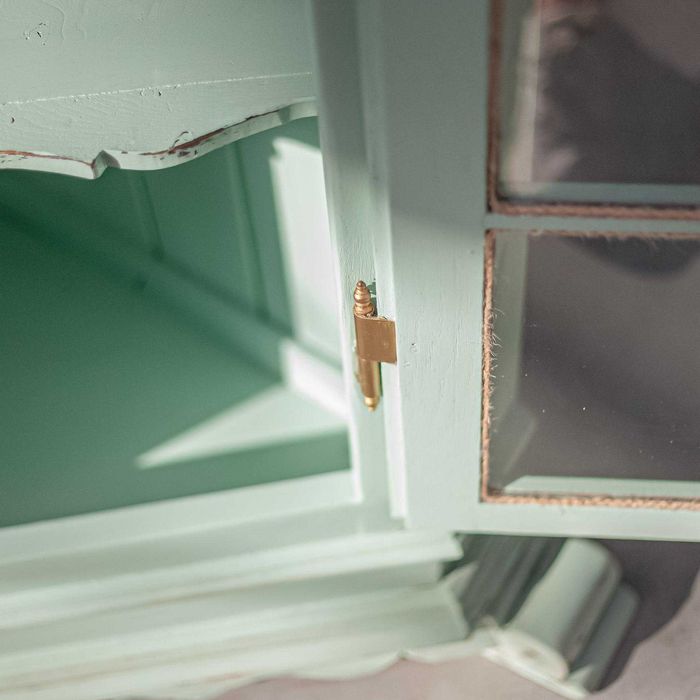 Реновирана ъглова витрина от масив