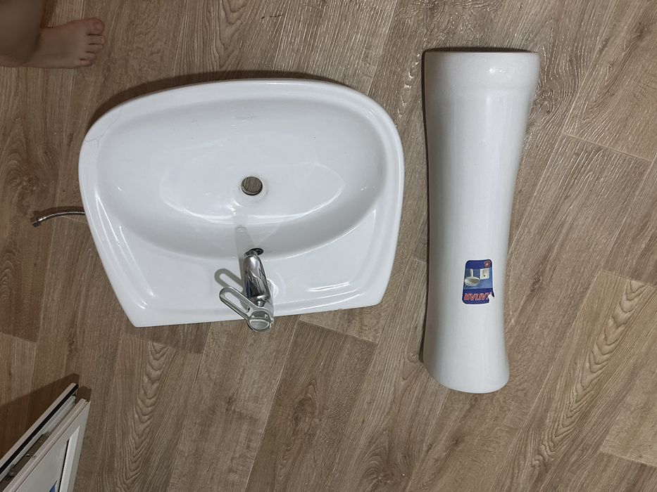 Раковина со сместителем и пьедесталом