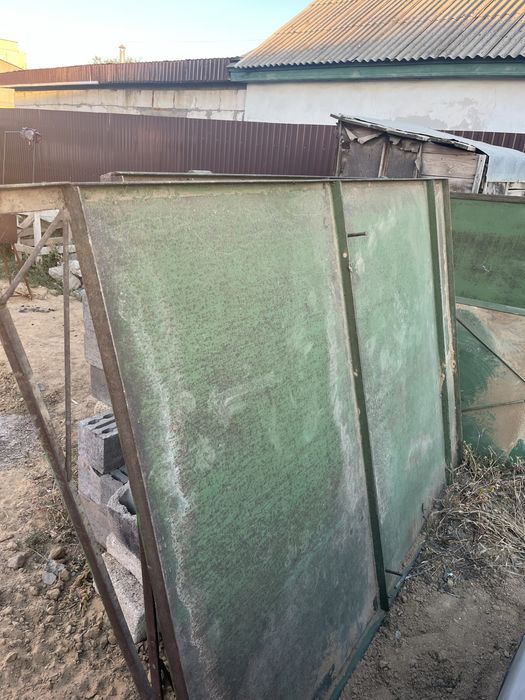 Ворота с калиткой и листы забора